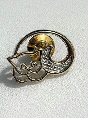 Avon Gold Tone Cat Brooch Lapel Pin